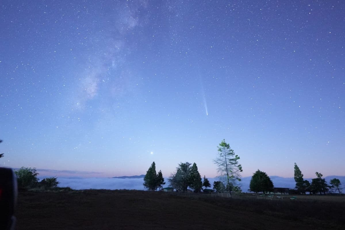 夕暮れの空に浮かぶ天の川