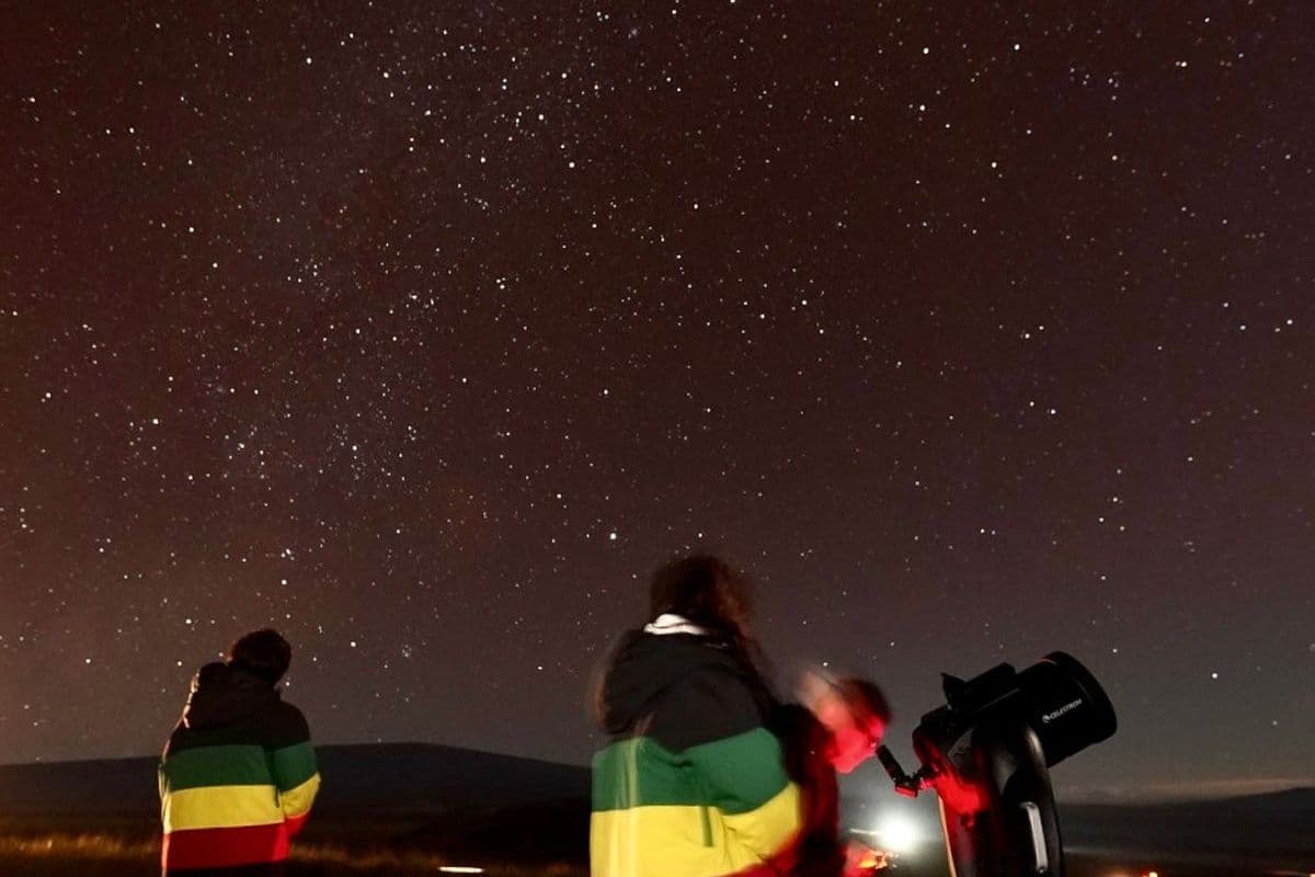 望遠鏡で星を観測する様子