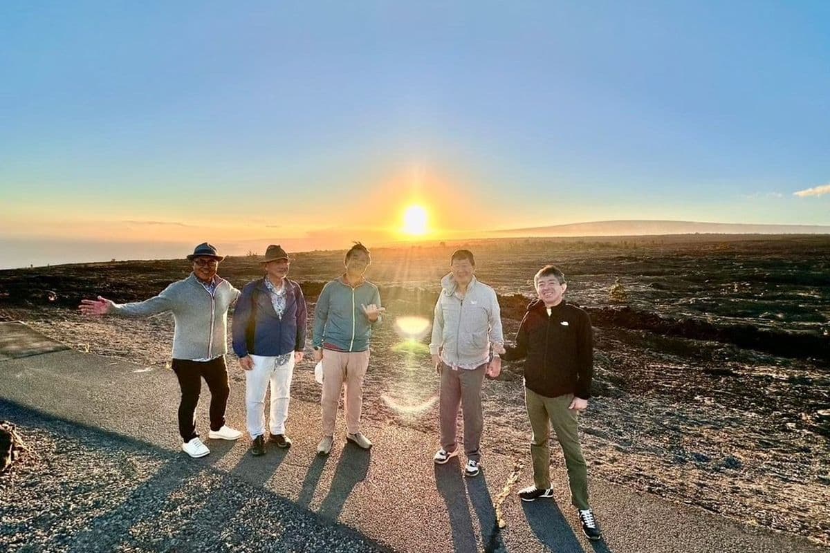 溶岩の大地に沈む夕日