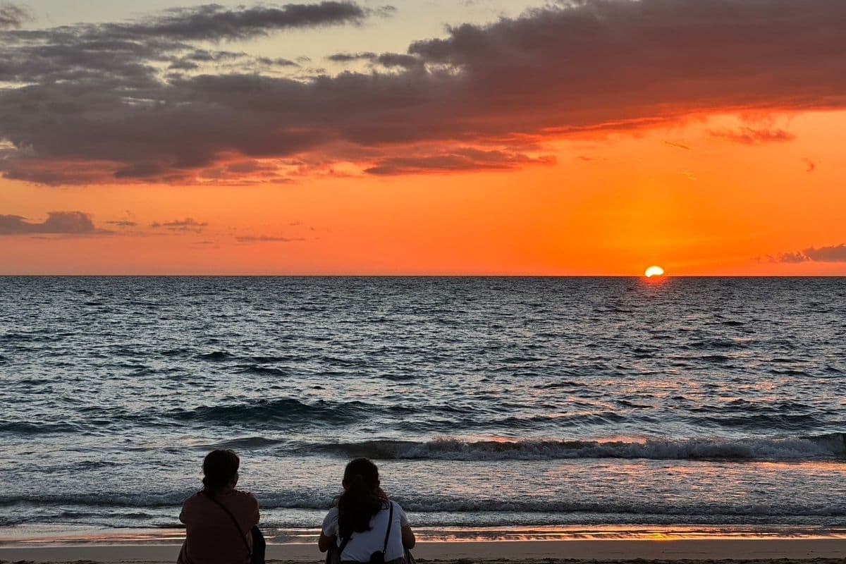 ビーチから眺める、海に沈む夕日