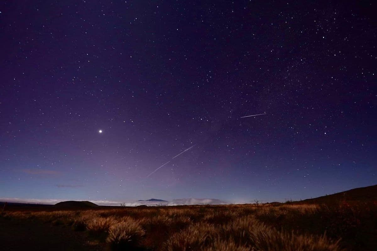 日が沈んだあとの空に輝く星