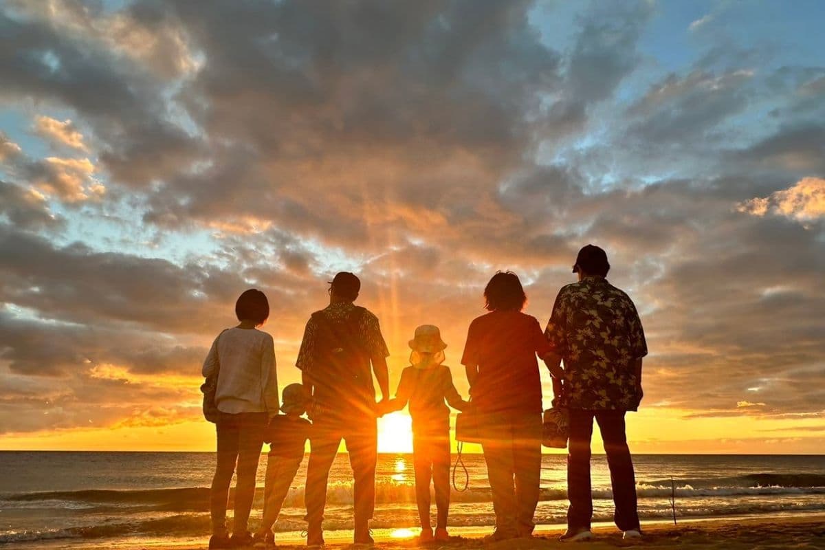 夕日を眺めるシルエット