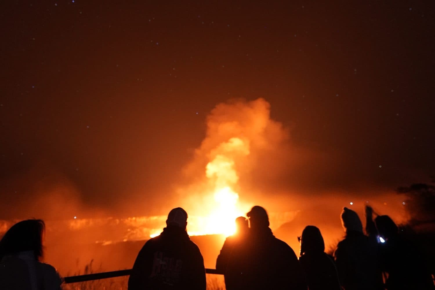 夜空の下で赤く光る、キラウエア火山の溶岩